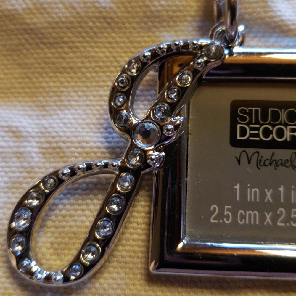 Silver "J" keychain - Picture 2 of 3